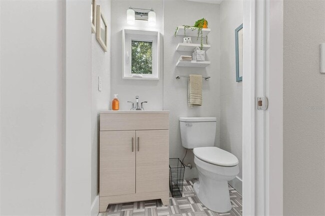 Building Photo - 228 E Harding St