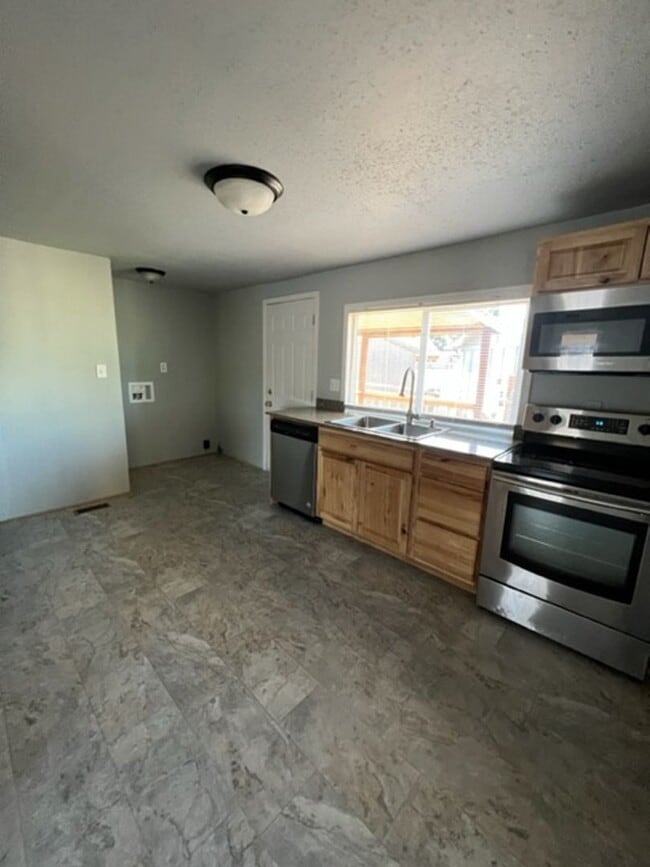 Building Photo - Large 3 Bedroom 2 Bath with Fenced Yard