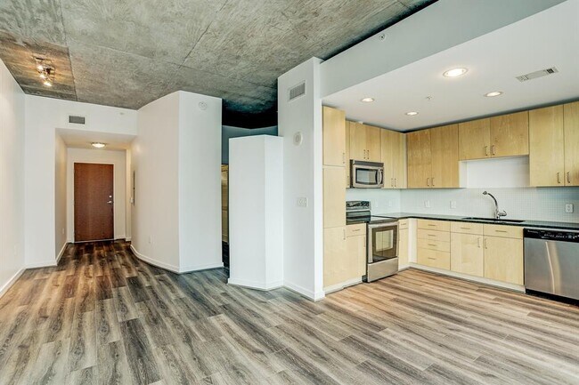 Building Photo - 5925 Almeda Rd