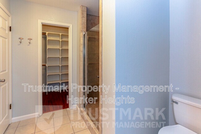 Building Photo - 904 Ballard Dr