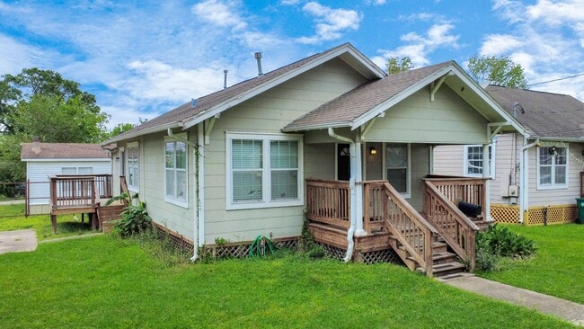 Building Photo - 201 W Pitts Ave