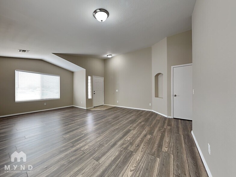Building Photo - 1034 E Saddle Way