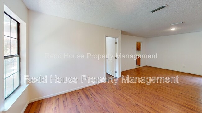 Building Photo - 111 Oakridge Cir