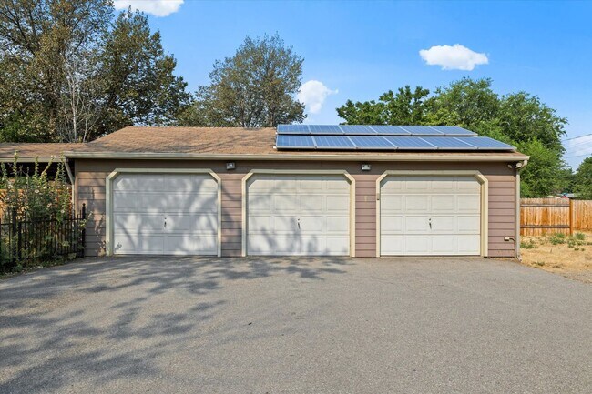 Building Photo - 4 Bed, 4 Bath on .62/acre! Close to BSU!