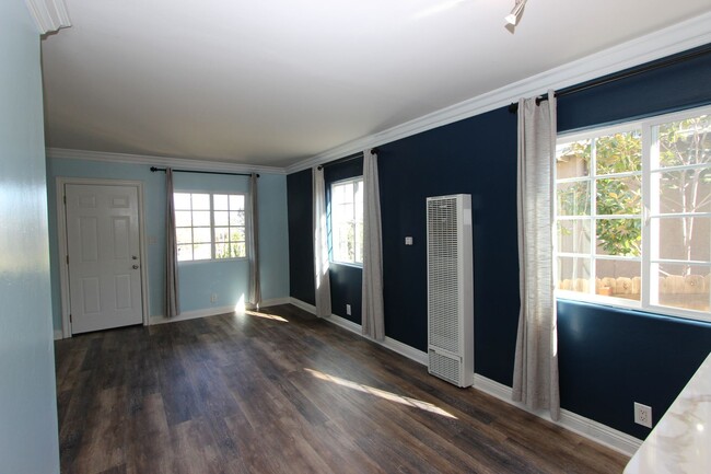 Building Photo - Beautiful 2 bedroom 1.5 bathroom available for rent now