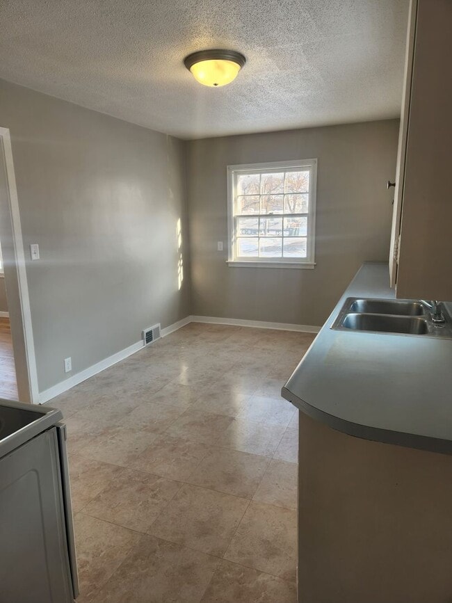 Building Photo - 4 bed 1 bath single family house.