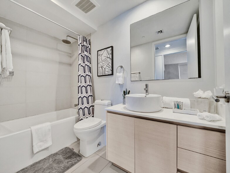 Building Photo - 2602 E Hallandale Beach Blvd