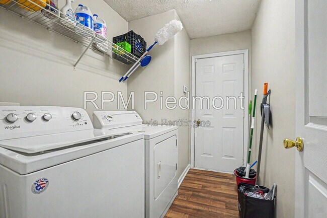 Building Photo - 550 Claudel Ct SW