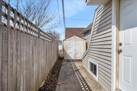 Building Photo - 167 S 77th St
