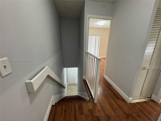 Building Photo - 2610 W 76th St
