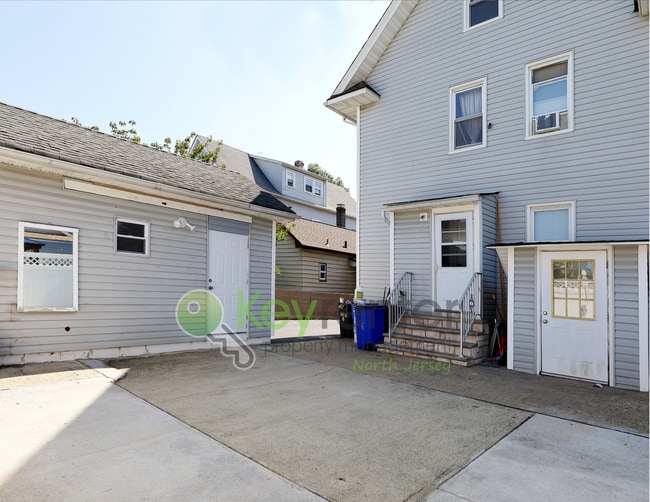 Building Photo - Spacious 3-Bedroom, 2-Bath Apartment with ...