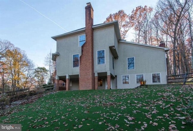 Building Photo - 2082 Hunters Crest Way