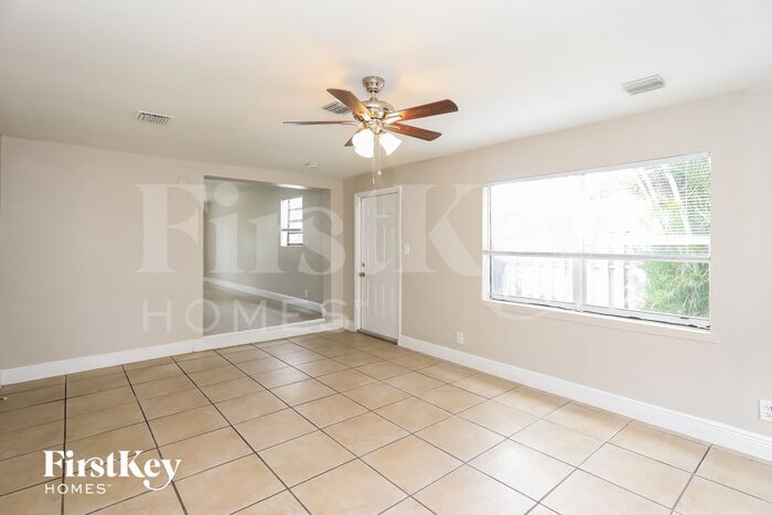 Building Photo - 1061 SW 31st St