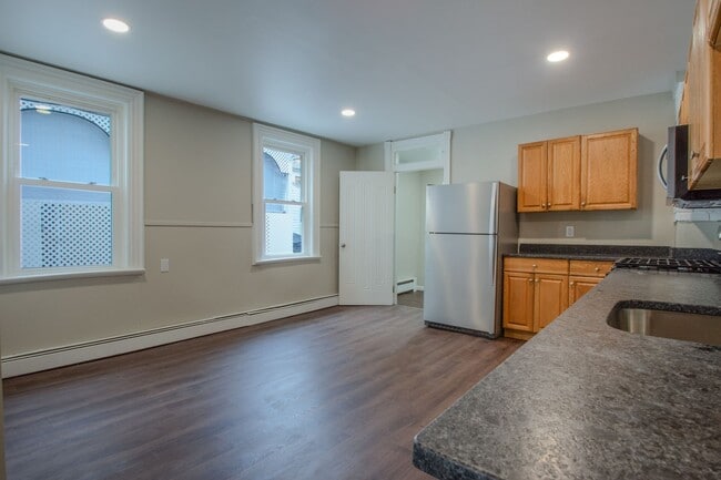 Building Photo - Newly Renovated 3 Bedroom 1.5 Bathroom Sla...
