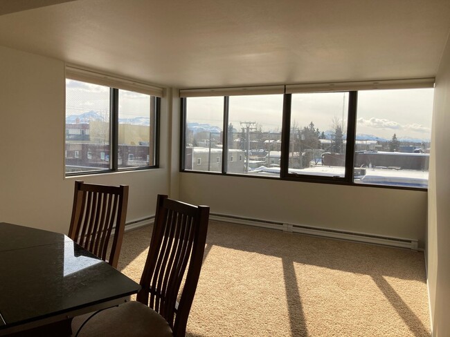 Building Photo - Modern 1 bedroom condo with amazing mounta...