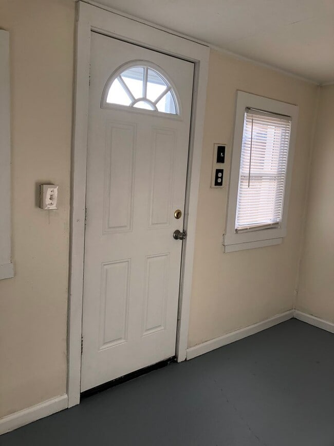 Building Photo - Great Home! Spacious and Updated! Wood Flooring! New Window! Eat-in-Kitchen! Yard!