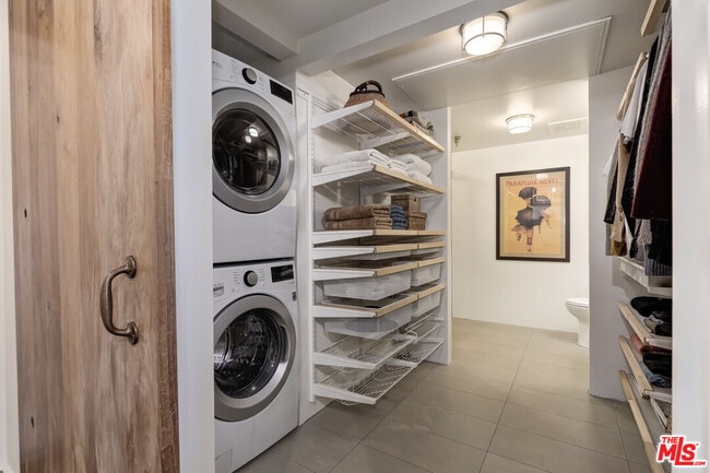 Building Photo - 200 N San Fernando Rd