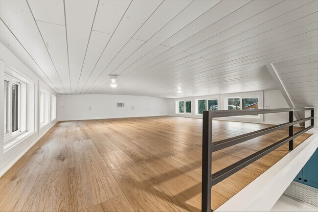 Building Photo - Beautiful 2 bed/1.5 bath with large fenced yard and separate office!