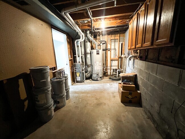 Building Photo - 912 Tellega Ave