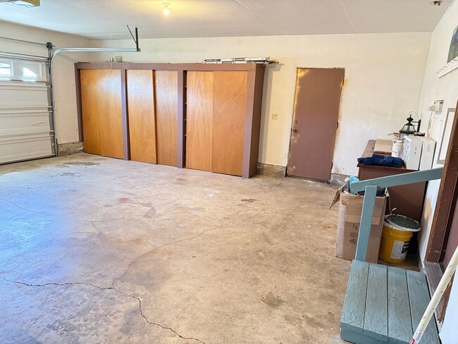 Building Photo - Well-kept house in desirable Thurston neighborhood!