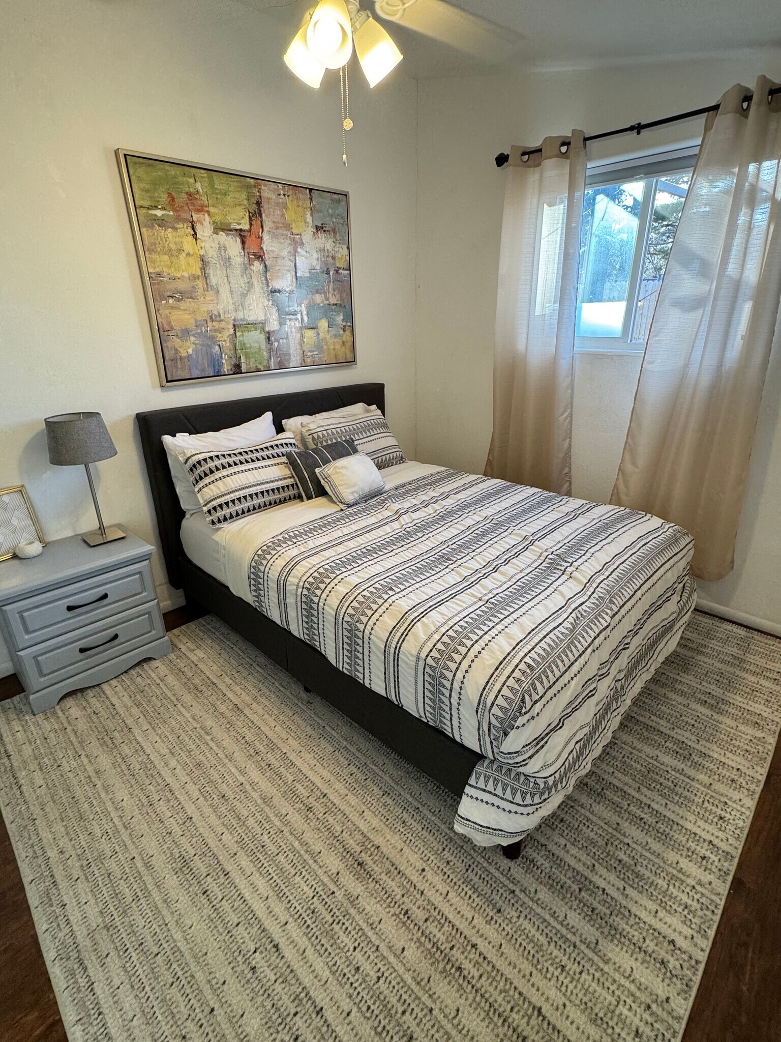 Queen bed & walk in closet - 240 S 12th St