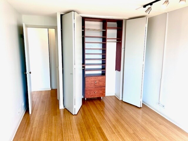 Building Photo - 4343 N Clarendon Ave