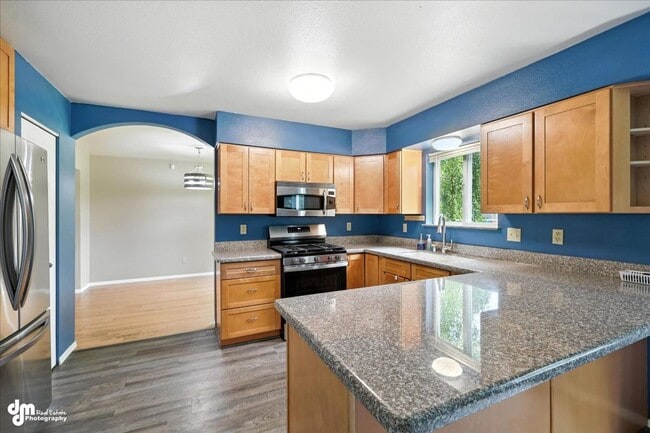 Building Photo - Spacious Palmer Home!