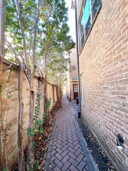 Building Photo - 3421 Normandy Ave