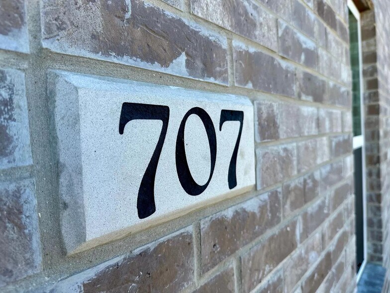 Building Photo - 704 Sugar Mill Ct