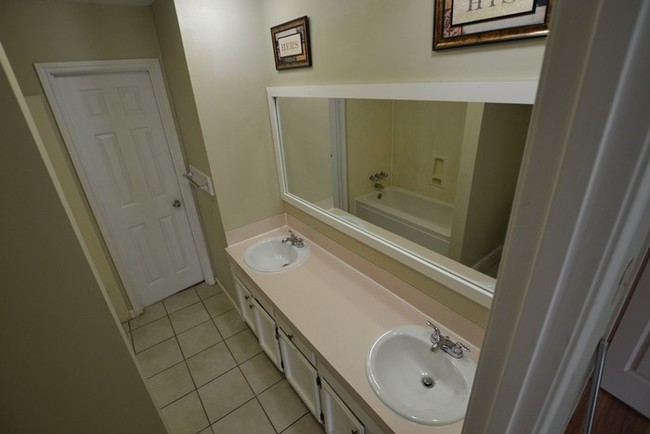 Building Photo - 1110 Willow Creek Dr