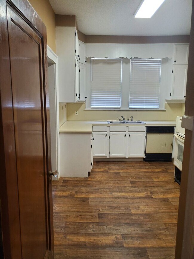 Building Photo - 622 W King Ave