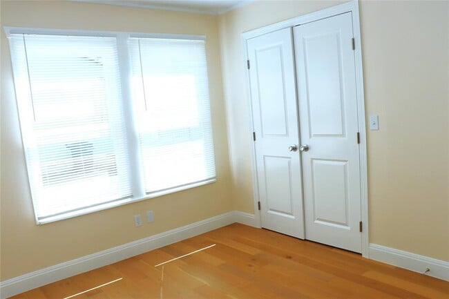 Building Photo - 535 W Vaughan St