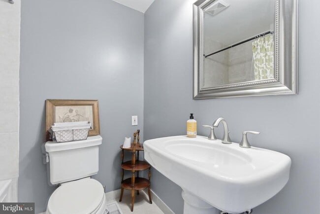 Building Photo - 122 W Henrietta St