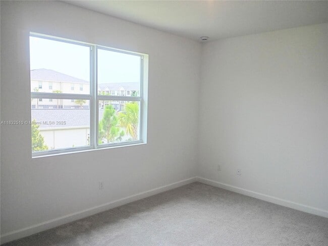 Building Photo - 329 SE Crossoak Ln