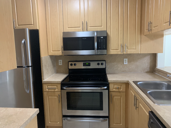 Building Photo - 8431 Royal Palm Blvd