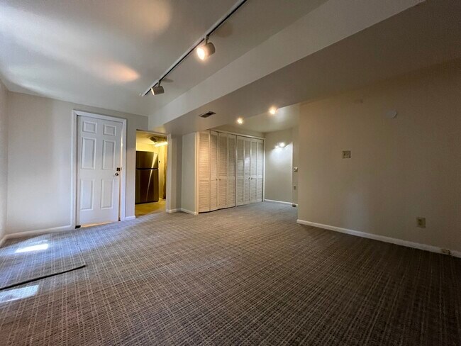 Building Photo - 6348 Sharon Hills Rd
