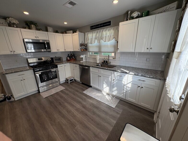New stainless steel appliances - 2609 Armstrong Ave