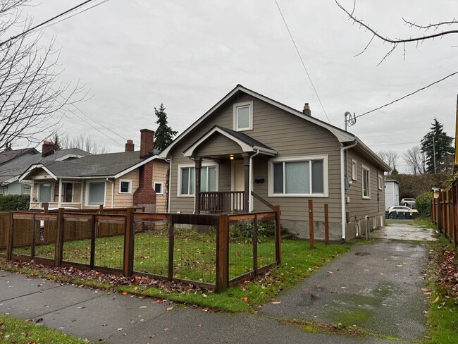 Primary Photo - Charming House in Bellingham - 4 Bedroom 1...