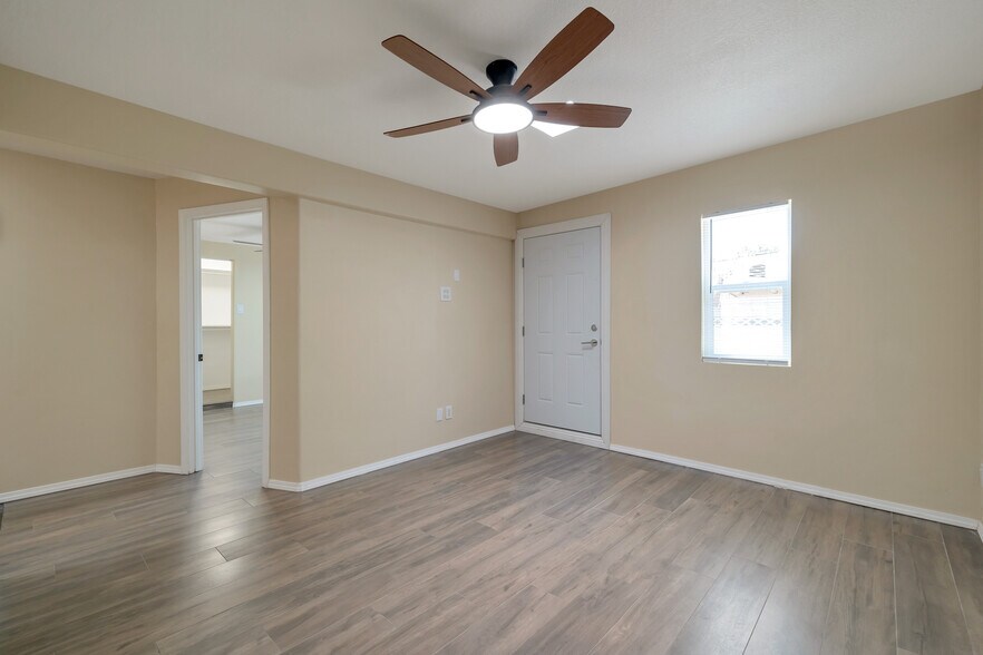 Building Photo - 5721 W Royal Palm Rd
