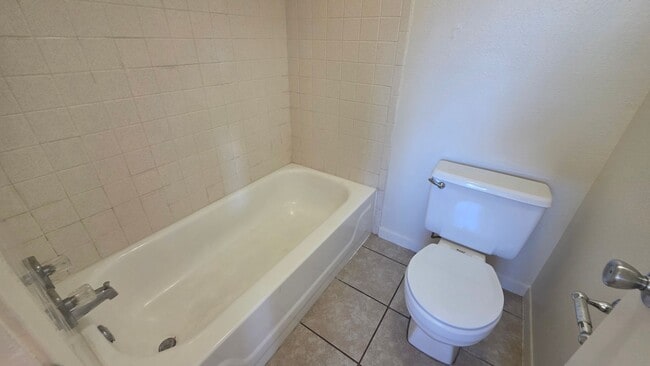 Building Photo - Comfortable 3 bedroom, 2 bath townhome AVA...