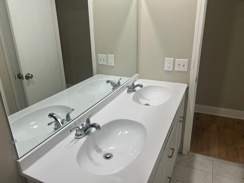 Building Photo - 403 E Northfield Blvd