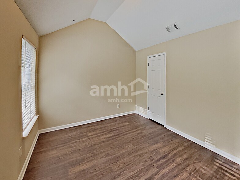 Building Photo - 682 Rock Hill Pky