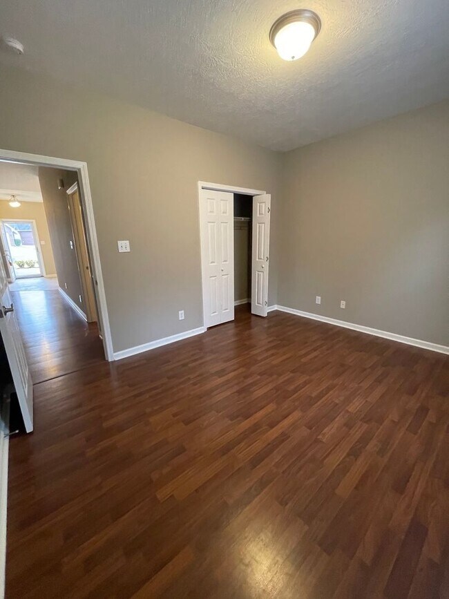 Building Photo - 2 bed, 2 bath, 2 car garage ranch style home in N. Knoxville