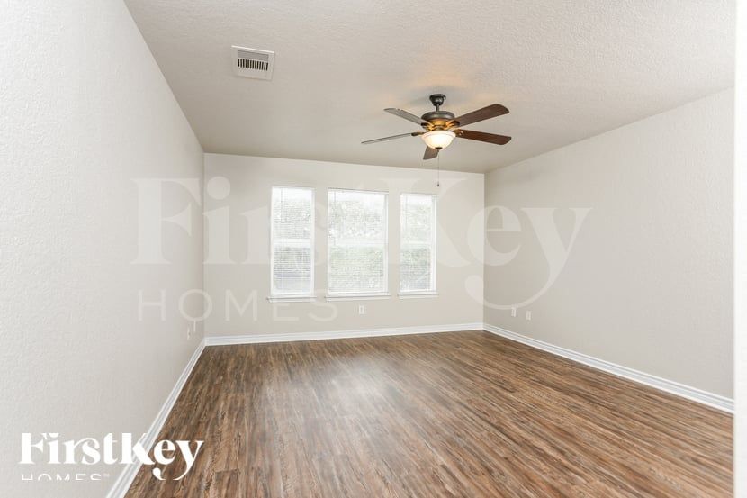 Building Photo - 11335 Saratoga Coach