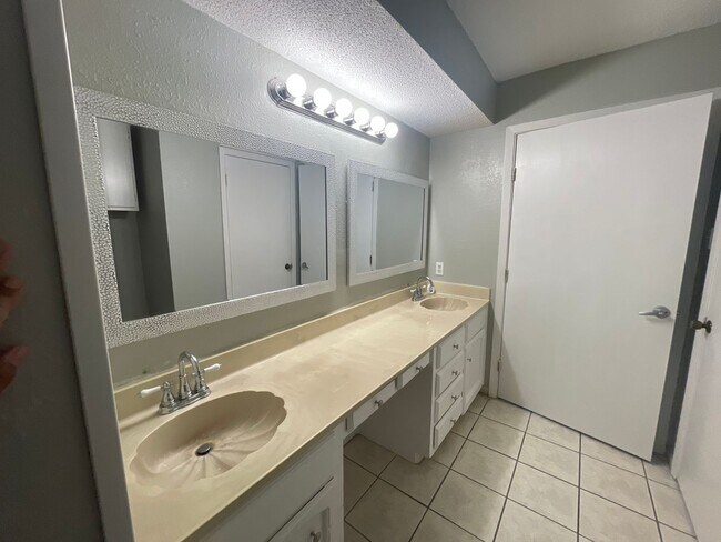 Building Photo - 4625 Vail St
