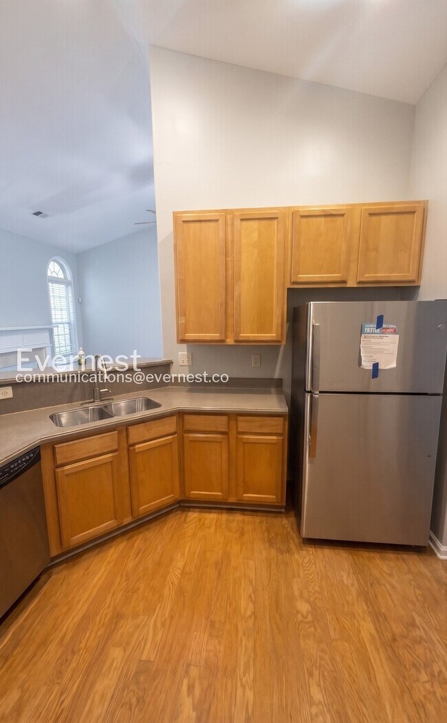Building Photo - Limited Time Special Offer / 4 Bed, 2 Bath Home with Garage / Pet-Friendly / Available Now!