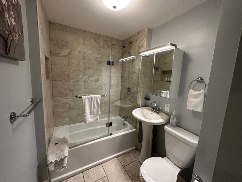 Building Photo - 2 Shelby St