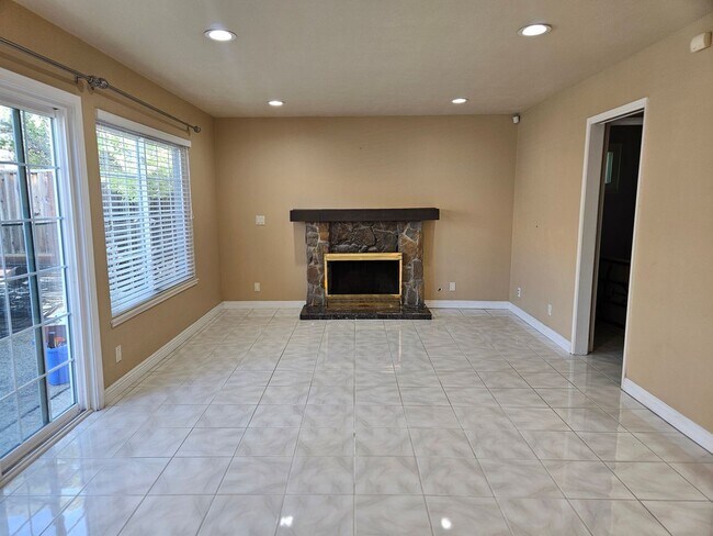 Building Photo - 3076 Valleywood Ct