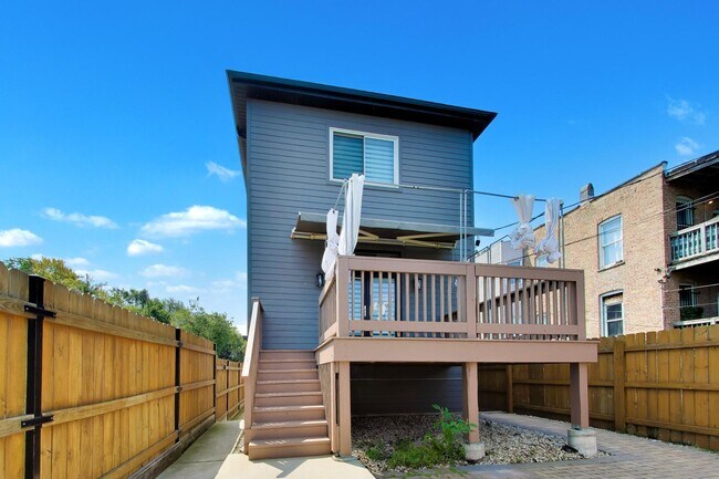 Building Photo - 700 E 46th St