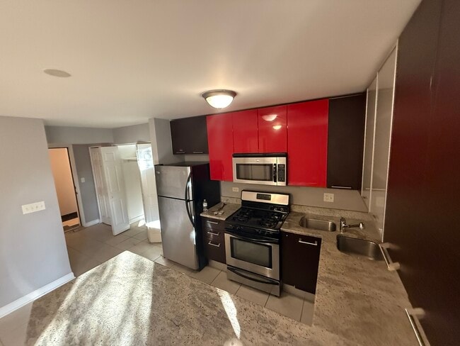 Building Photo - 6954 N Greenview Ave